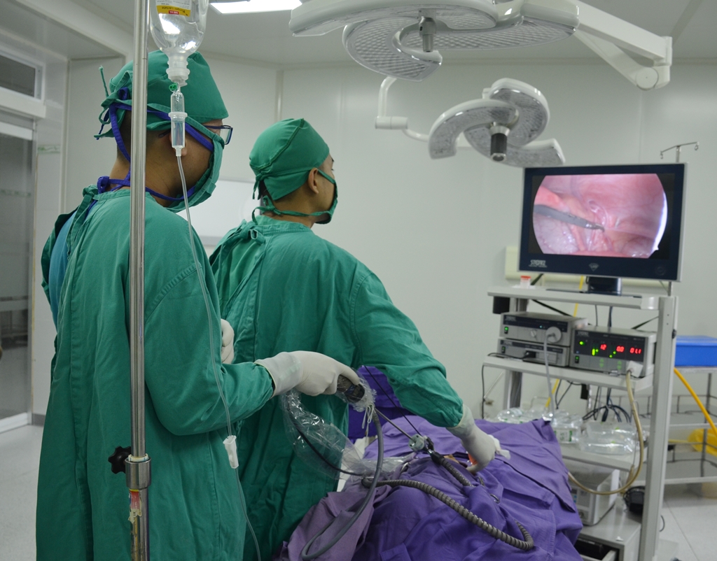 Thực hiện phẫu thuật nội soi tại Bệnh viện Sản Nhi Quảng Ninh