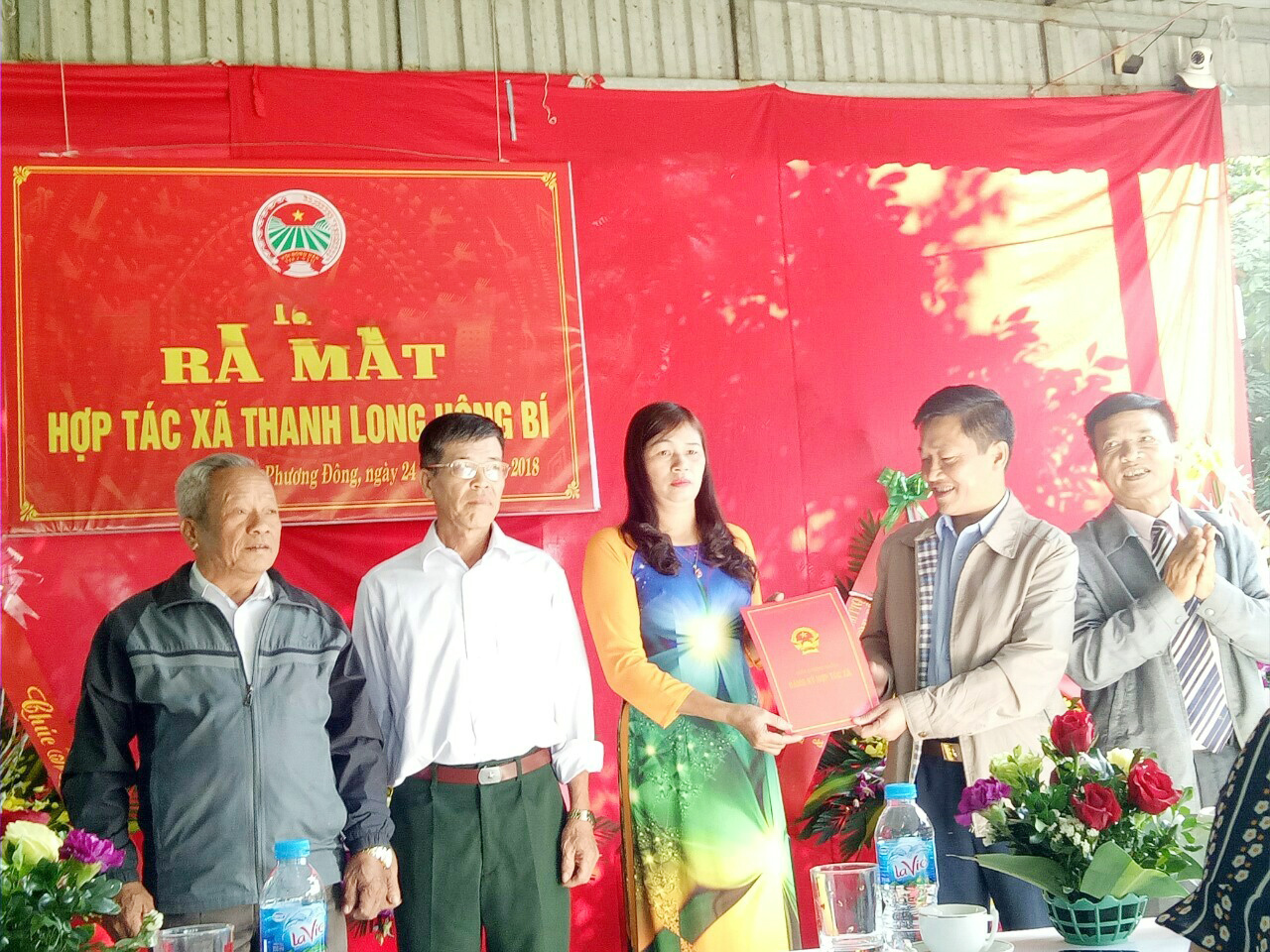 Lãnh đạo TP Uông Bí trao quyết định thành lập HTX Thanh long Uông Bí cho các thành viên HĐQT của HTX.