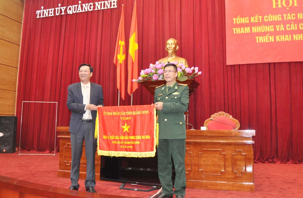 Bí thư Tỉnh uỷ, Chủ tịch HĐND tỉnh Nguyễn Văn Đọc trao cờ đơn vị xuất sắc trong phong trào thi đua các đơn vị Khối Nội chính năm 2018 của UBND tỉnh cho Bộ Chỉ huy BDBP tỉnh. 