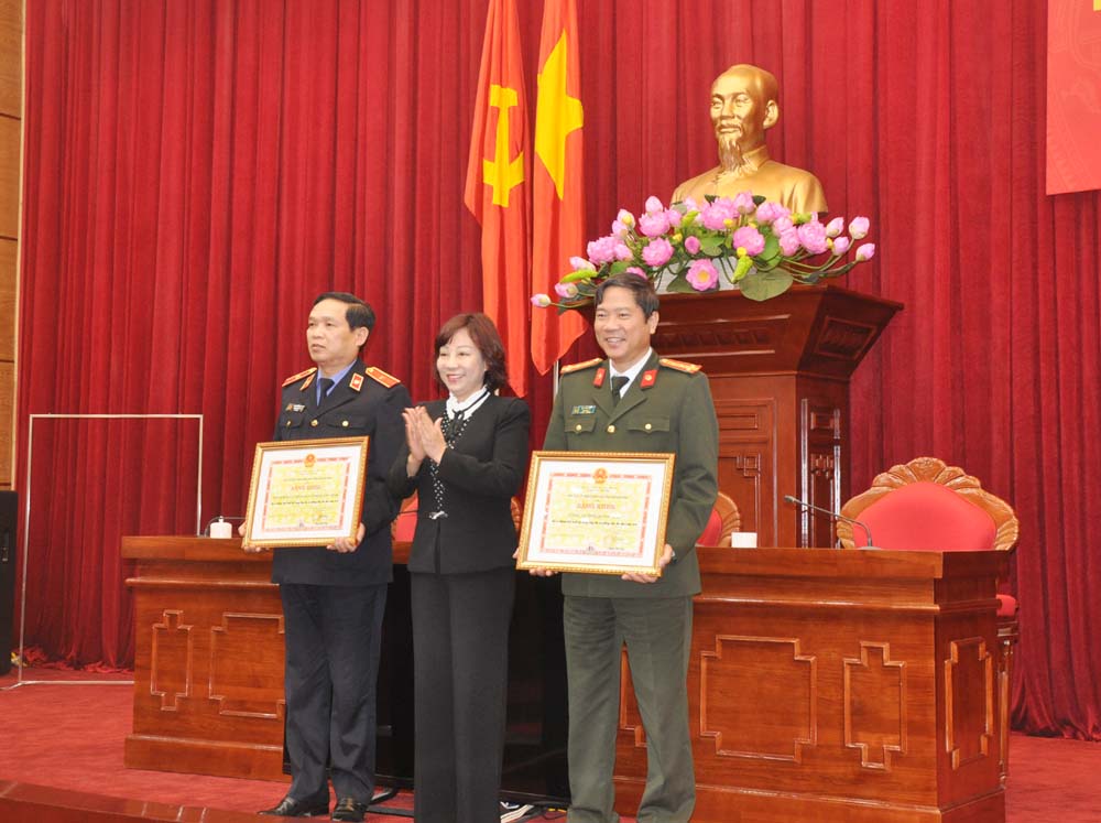 Đồng chí Vũ Thị Thu Thuỷ, Phó Chủ tịch UBND tỉnh trao Bằng khen của UBND tỉnh cho các đơn vị có thành tích xuất sắc trong phong trào thi đua năm 2018. 