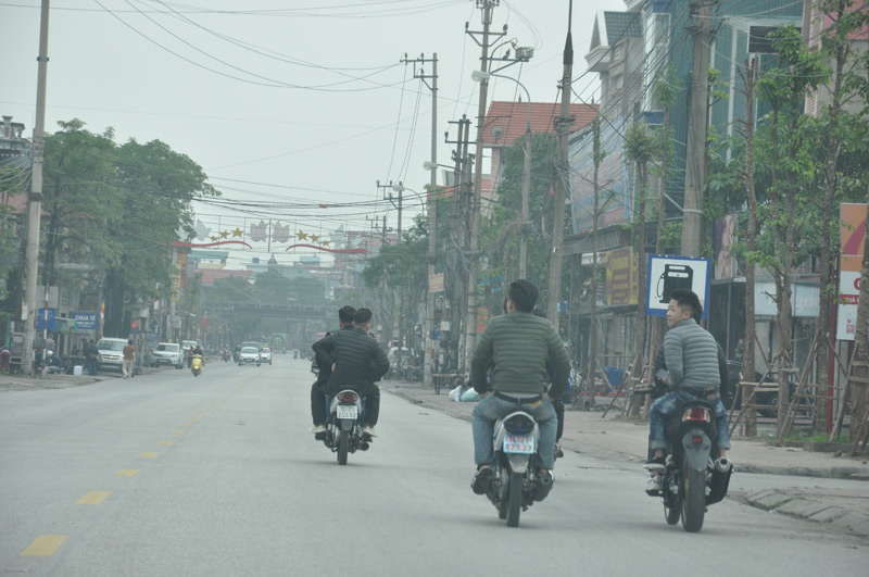 Người điều khiển xe mô tô  tham gia giao thông không đội mũ bảo hiểm trên địa bàn TX Đông Triều