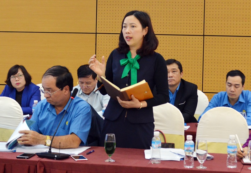 Bà Nguyễn Lan Anh, Chủ tịch LĐLĐ TP Uông Bí phát biểu thảo luận giải pháp trọng tâm 2019.