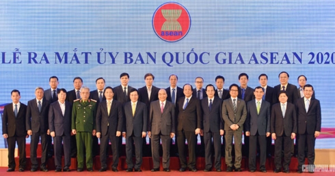 Thủ tướng chụp ảnh lưu niệm cùng các thành viên Ủy ban Quốc gia ASEAN 2020.