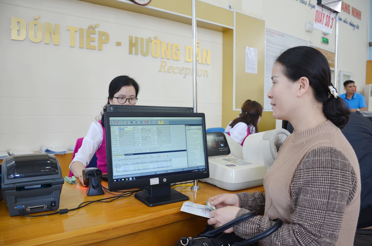 Người dân được hướng dẫn đăng ký khám bệnh tại Bệnh viện Sản Nhi Quảng Ninh