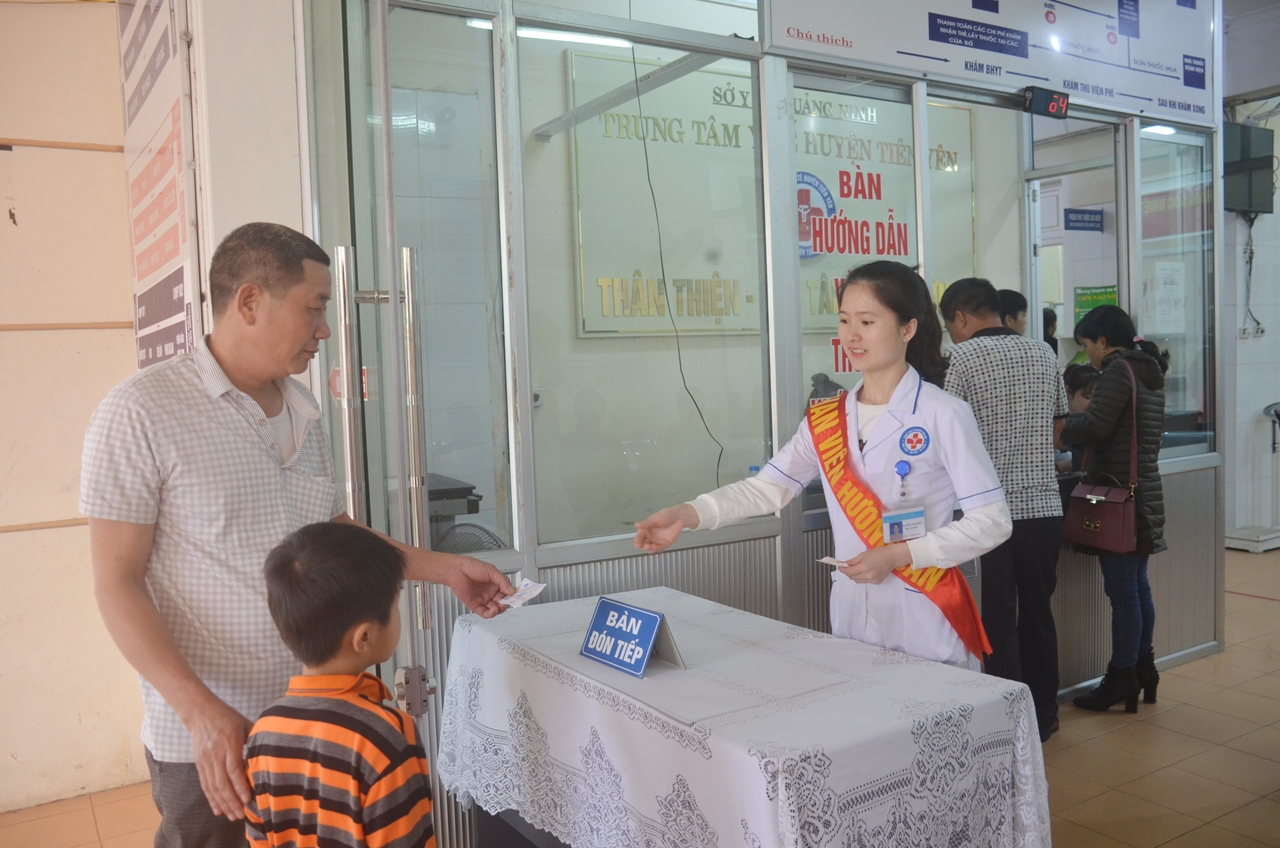 Người dân được hướng dẫn khám bệnh tại Trung tâm y tế Tiên Yên