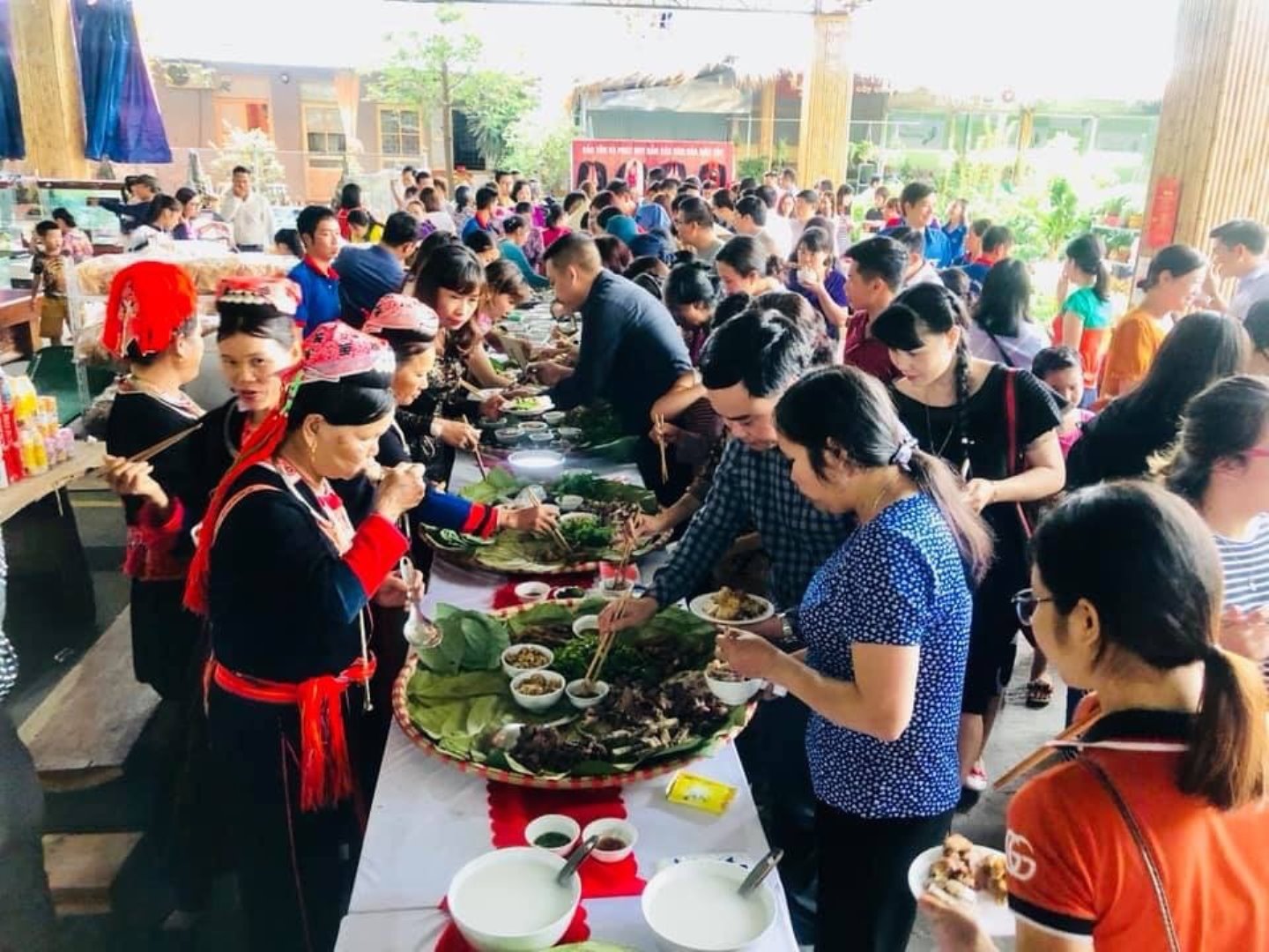 Trưng bày giới thiệu văn hóa truyền thống, văn hóa ẩm thực của người dân tộc Dao Thanh y tại Chợ cảnh Uông Bí