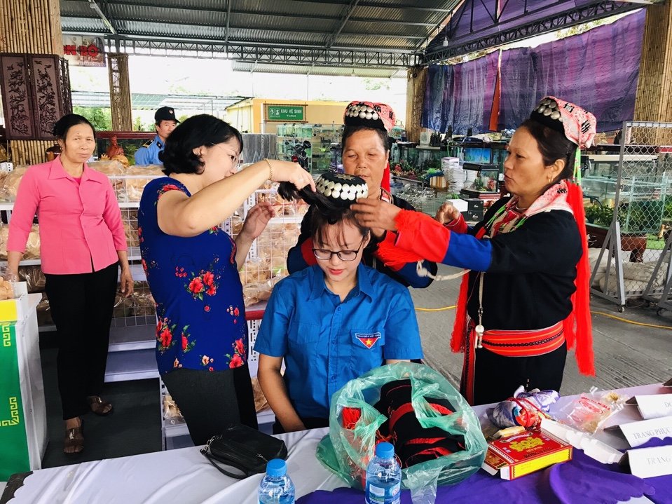 Du khách đến Chợ cảnh tìm hiểu về trang phục dân tộc người Dao