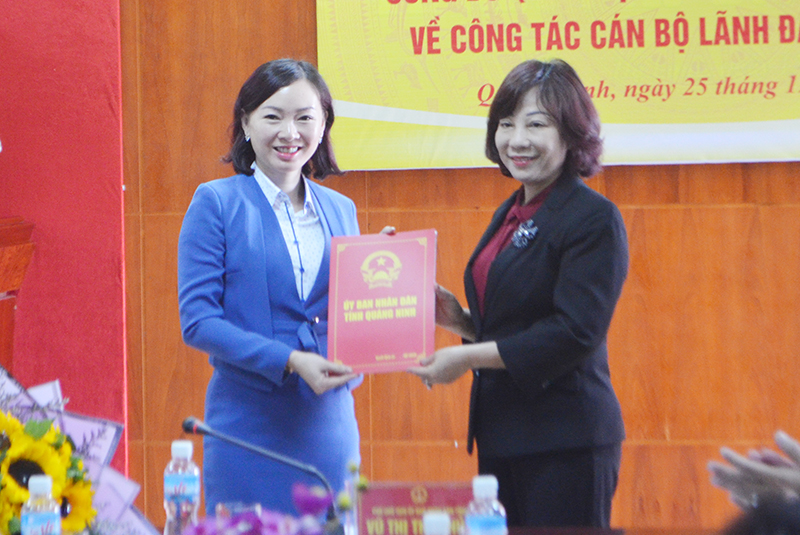 Đồng chí Vũ Thị Thu Thủy, Phó Chủ tịch UBND tỉnh trao quyết định bổ nhiệm chức vụ Phó Giám đốc Sở Kế hoạch và Đầu tư cho đồng chí Đỗ Mạnh Hùng.