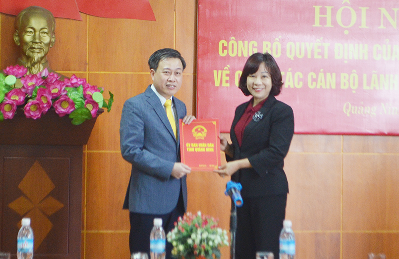 Đồng chí Vũ Thị Thu Thủy, Phó Chủ tịch UBND tỉnh trao quyết định bổ nhiệm chức vụ Phó Giám đốc Sở Kế hoạch và Đầu tư cho đồng chí Đỗ Mạnh Hùng.