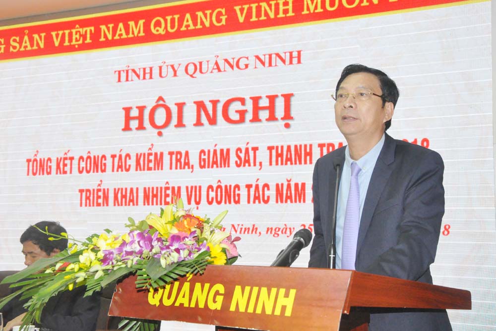 Bí thư Tỉnh uỷ, Chủ tịch HĐND tỉnh Nguyễn Văn Đọc chủ trì hội nghị.