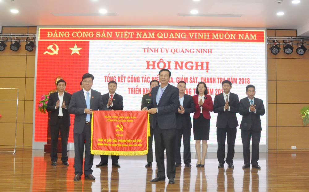 Ban Thương vụ Tỉnh uỷ đã tặng cờ đơn vị dẫn đầu thi đua năm 2018 cho UBKT huyện Ủy Hải Hà