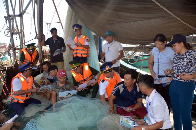 Các ban, ngành, đoàn thể huyện Vân Đồn tuyên truyền, phổ biến giáo dục pháp luật cho ngư dân.