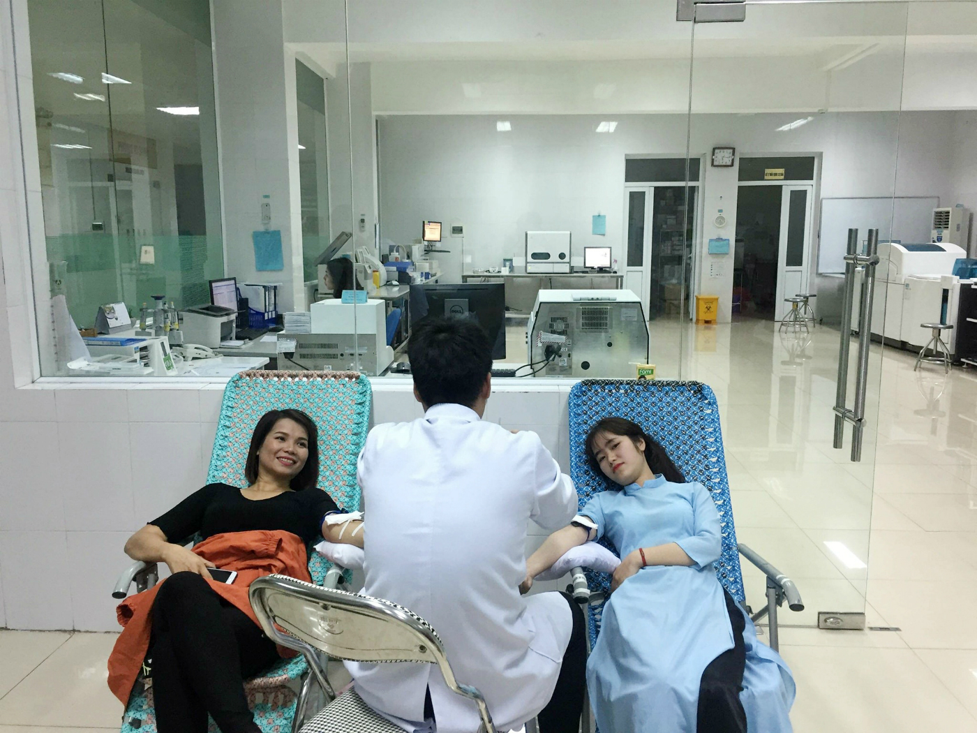 Các tình nguyện viên của CLB tham gia hiến máu ở BV Sản nhi tỉnh