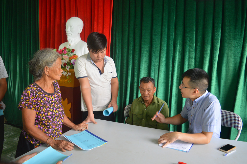 Cán bộ Trung tâm TGPL Nhà nước tỉnh tư vấn cho người dân tại thôn Pắc Pộc, xã Hoành Mô, huyện Bình Liêu.