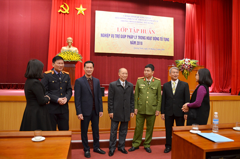 Các đại biểu trao đổi bên lề hội nghị tập huấn nghiệp vụ TGPL trong hoạt động tố tụng năm 2018. Ảnh Nguyễn Chiến