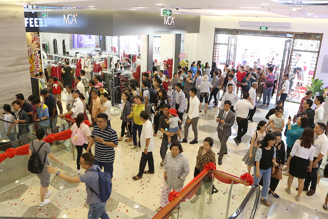Ảnh 7: Vincom Plaza Tây Ninh đón hàng nghìn khách hàng ngay sau khi chính thức mở cửa.
