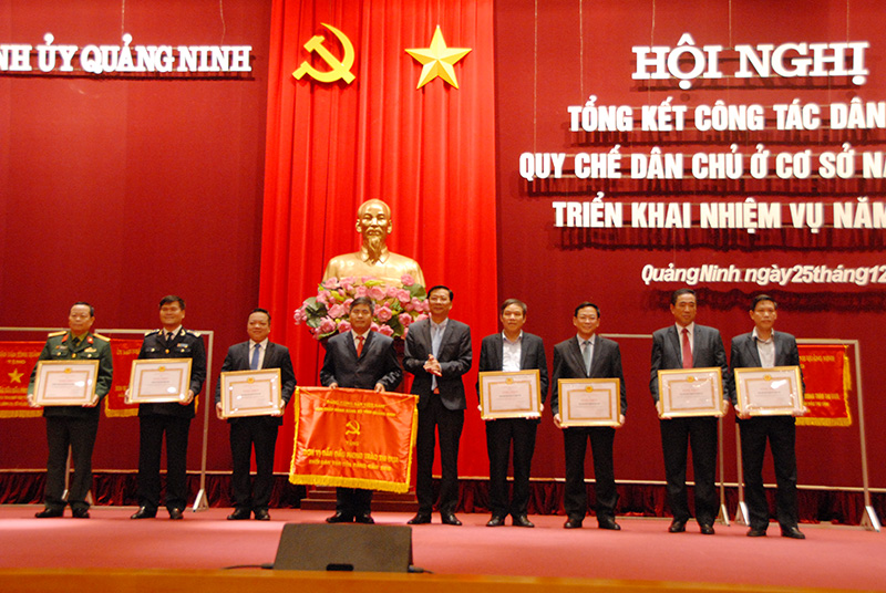 Đồng chí Nguyễn Văn Đọc, Bí thư Tỉnh ủy, Chủ tịch HĐND tỉnh tặng cờ và bằng khen của Tỉnh ủy cho các tập thể đạt thành tích xuất sắc trong công tác dân vận năm 2018. 
