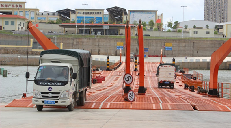 Hoạt động XNK một trong mũi nhọn trong phát triển kinh tế của Thành phố. Ảnh Phương tiện làm hàng xuất khẩu qua cầu phao Km3+4.