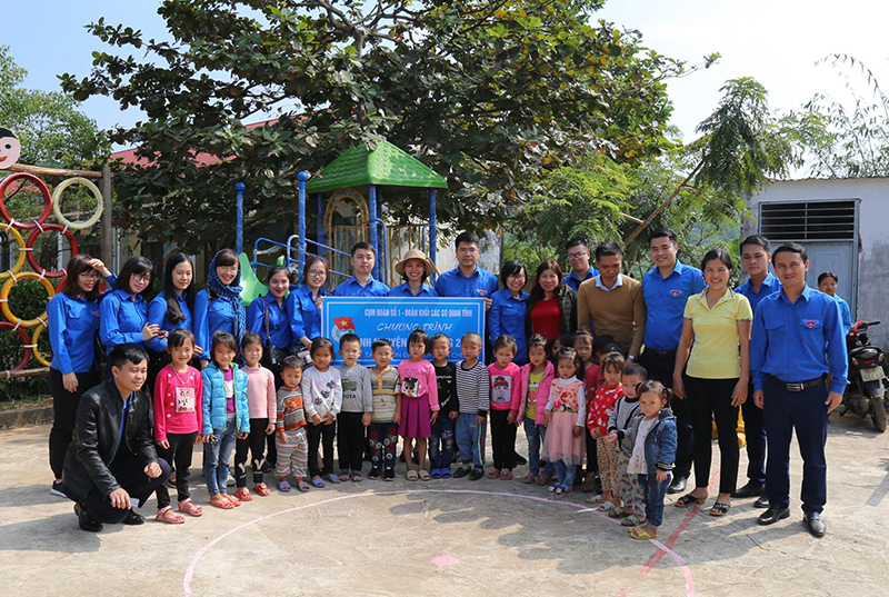 Cụm đoàn số 1, Đoàn Khối các cơ quan tỉnh trao tặng thiết bị vui chơi cho điểm trường mầm non tại thôn Làng Hang, xã Đồn Đạc, huyện Ba Chẽ
