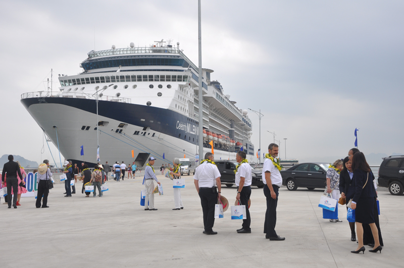 Tàu biển du lịch cập cảng tàu khách quốc tế Hạ Long