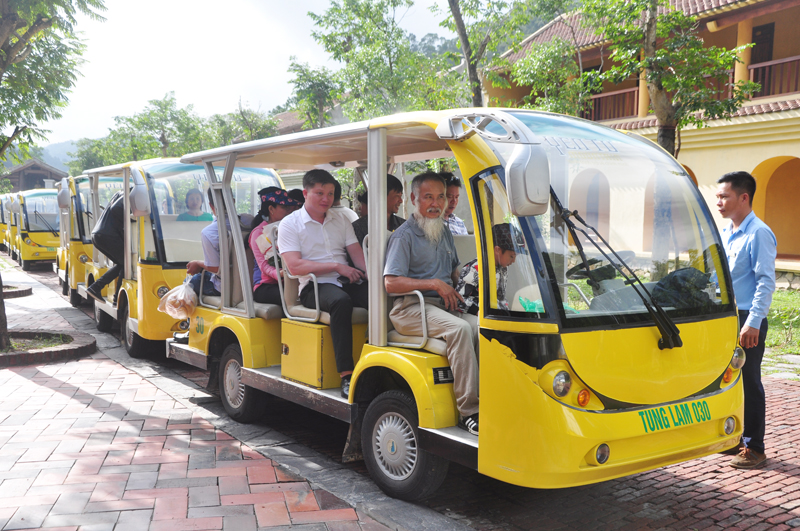 Đội xe điện của Công ty CP phát triển Tùng Lâm phục vụ đón khách du lịch