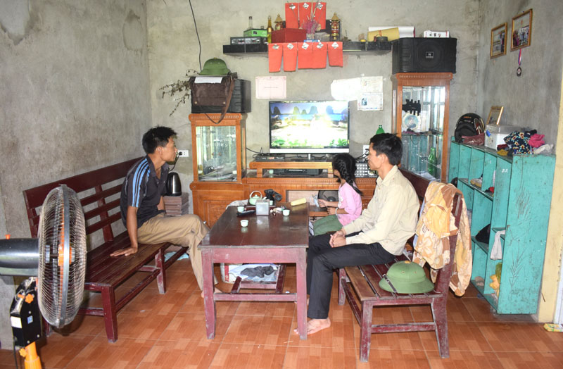 Đời sống của gia đình anh Nguyễn Tiến Thôn, bản Đài Van đã được nâng cao hơn nhiều so với mấy năm trước, do huyện Vân Đồn đã tập trung đầu tư vào các thôn bản ĐBKK