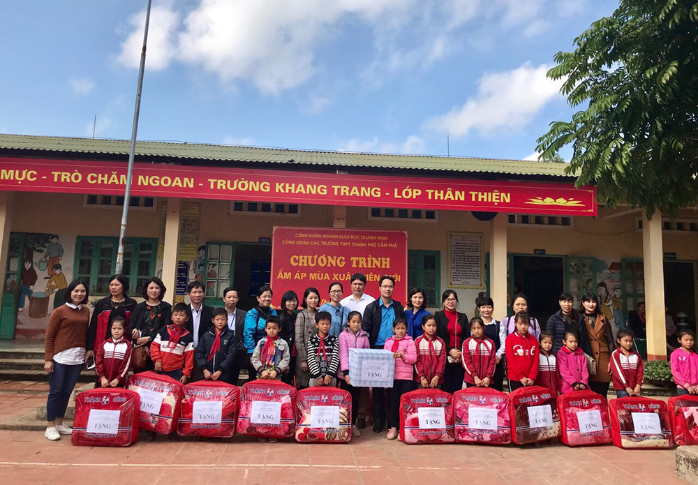 Cụm công đoàn các trường THPT TP Cẩm Phả tặng chăn ấm cho học sinh Trường Tiểu học Đạp Thanh, huyện Ba Chẽ.