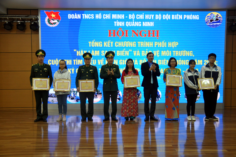 Lãnh đạo Tỉnh Đoàn, Bộ Chỉ huy Bộ đội Biên phòng tỉnh trao giải cho những cá nhân đoạt giải trong cuộc thi tìm hiểu về biên giới và Bộ đội Biên phòng năm 2018