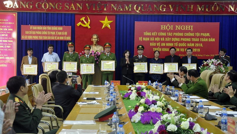 Đồng chí Vũ Thị Thu Thủy, Phó Chủ tịch UBND tỉnh trao tặng Bằng khen của UBND tỉnh cho các tập thể, cá nhân. 