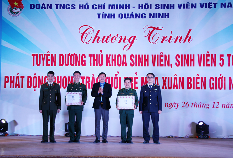 Đồng chí Lê Hùng Sơn, Bí thư Tỉnh Đoàn cùng đoàn viên, thanh niên tham gia bóc, xoá quảng cáo không đúng quy định trên địa bàn TP Cẩm Phả.