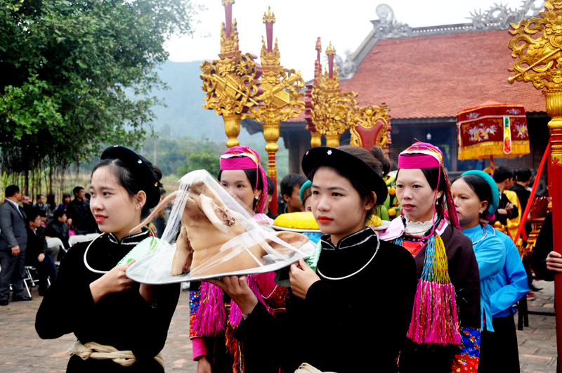  Mâm lễ thủ lợn được sắp hàng đầu trong lễ tế thần ở đình Lục Nà, xã Lục Hồn (Bình Liêu).