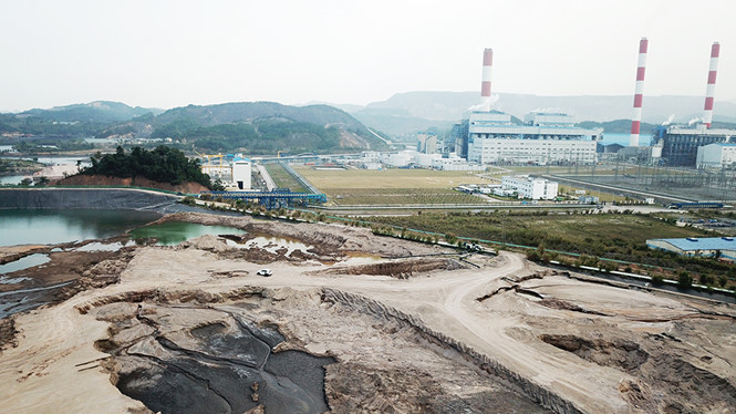 Bãi thải tro xỉ nhà máy nhiệt điện Mông Dương 1 sắp đầy.