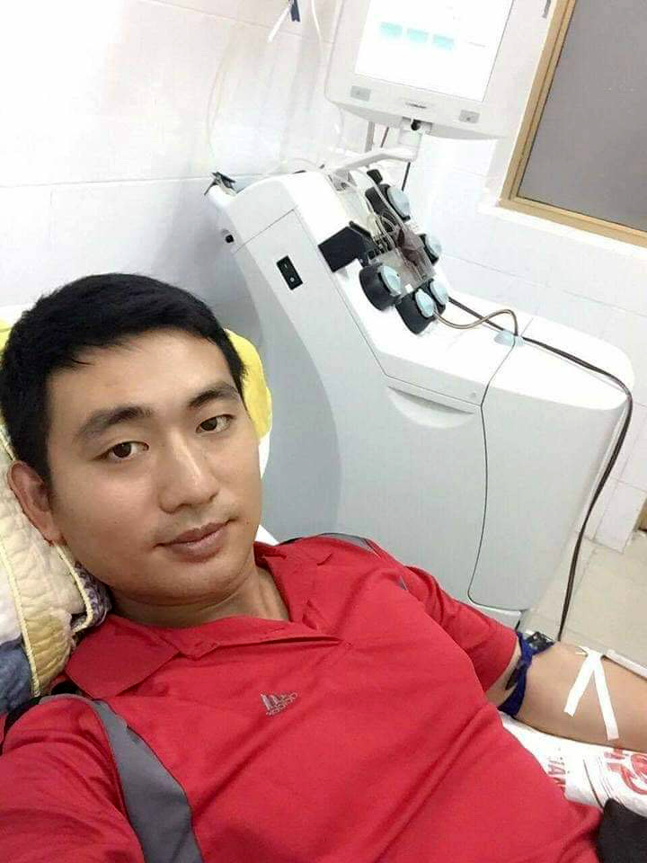 Tình nguyện viên của CLB Ngân hàng máu sống Quảng Ninh hiến tiểu cầu tại Bệnh viện Đa khoa tỉnh.