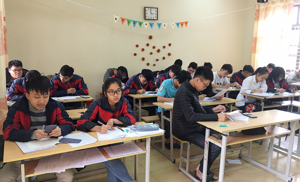 Tiết ôn tập môn Hóa học của học sinh lớp 12A2, Trường THPT Ngô Quyền, TP Hạ Long.