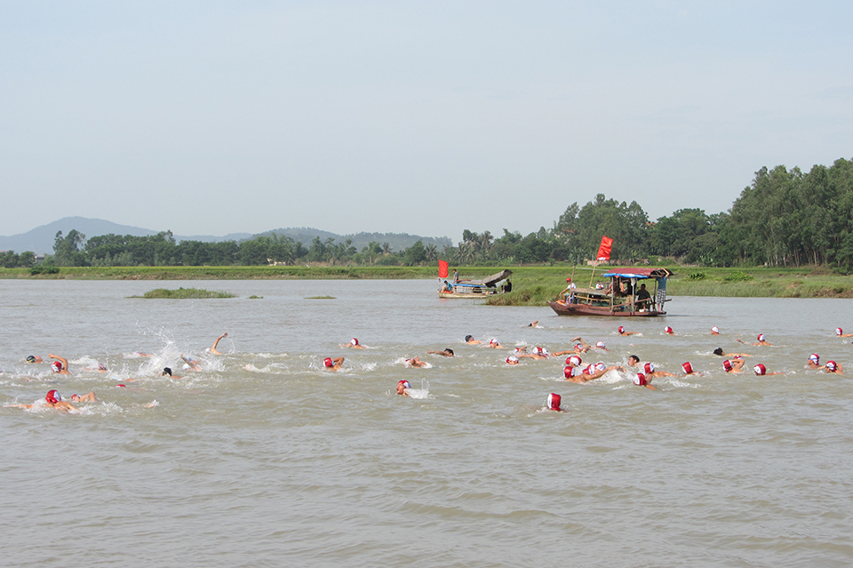 Giải bơi vượt sông tổ chức tại Đông Triều năm 2014.
