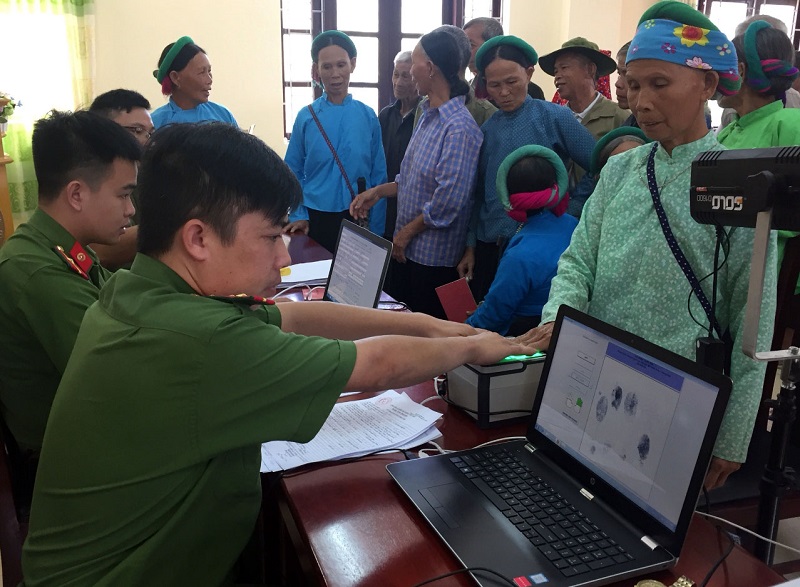 Công an huyện Tiên Yên tổ chức đến tận cơ sở làm thẻ căn cước công dân cho người dân vùng sâu vùng xa tại địa phương.