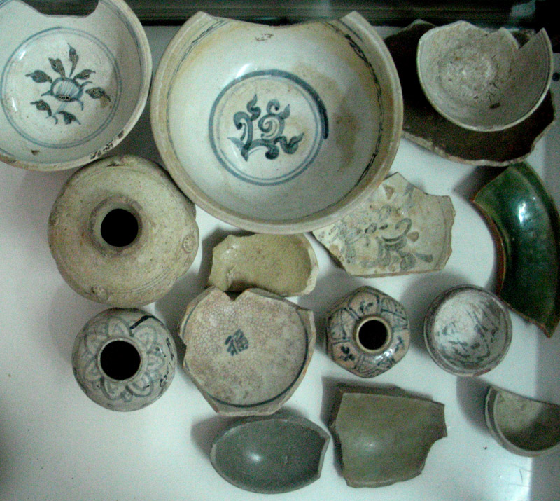  Một số sản phẩm gốm sứ tìm thấy tại Cái Làng, Cống Đông thuộc Thương cảng Vân Đồn. 