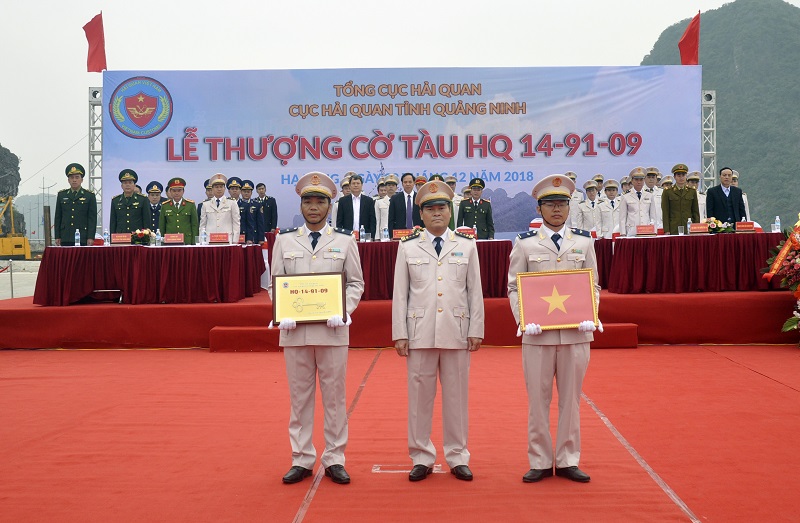 Cục trưởng Cục Hải quan Quảng Ninh trao chìa khóa tàu tuần tra HQ-14-91-09 và giao nhiệm vụ cho Đội KSHQ số 2.