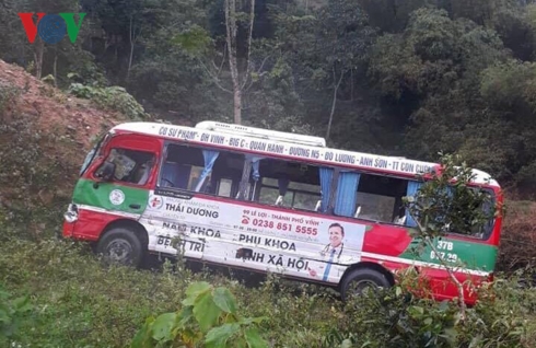 Chiếc xe buýt mất lái lao xuống vực bên đường sau vụ tai nạn.