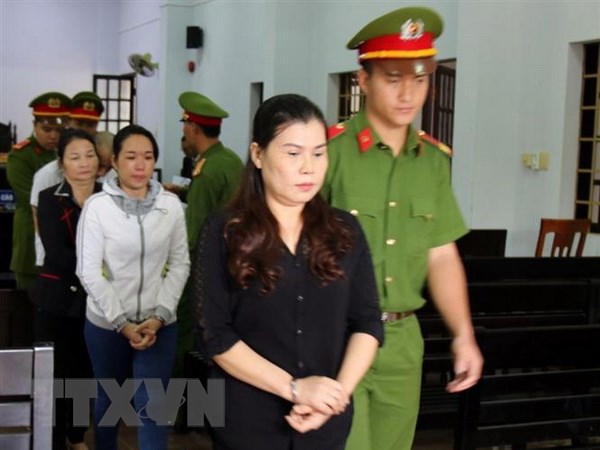 Bị cáo Nguyễn Thị Thanh Loan, chủ cơ sở trộn tạp chất càphê với nước pha bột pin tại tòa. (Ảnh: Hưng Thịnh/TTXVN)