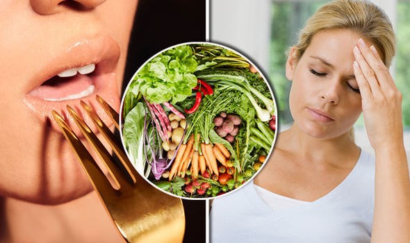 Rủi ro sức khỏe khi người cao tuổi không ăn cơm