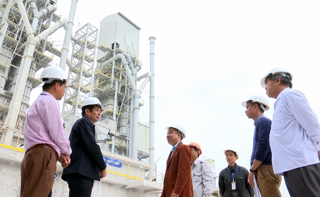 Lãnh đạo huyện Hoành Bồ kiểm tra hoạt động sản xuất kinh doanh tại Nhà máy Sản xuất vôi hóa Hương Hải. (Ảnh: Hoàng Nga)
