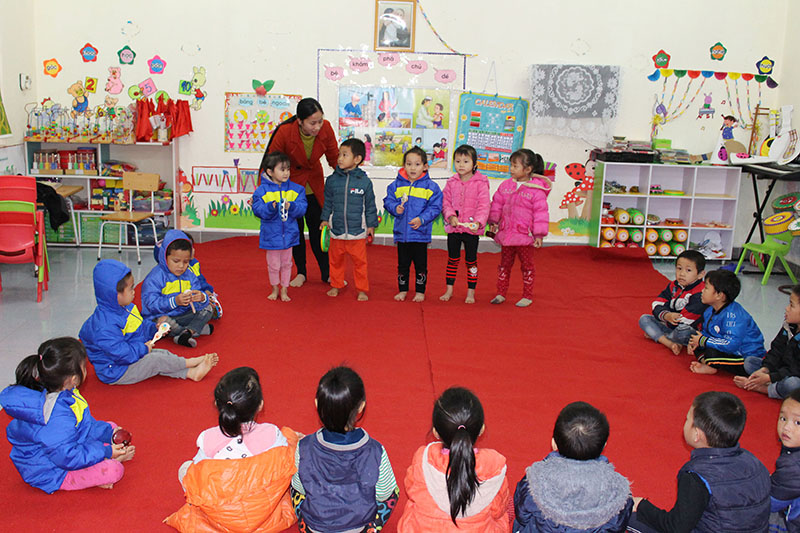 Trẻ em Trường Mầm non xã Quảng Lâm (huyện Đầm Hà) được cô giáo cho chơi và học tập trong phòng kín, đủ ánh sáng.