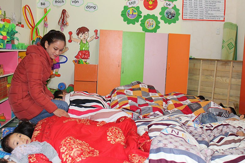 Cô giáo Trường Mầm non xã Quảng An (huyện Đầm Hà) thường xuyên kiểm tra, đảm bảo giữ ấm cho trẻ.
