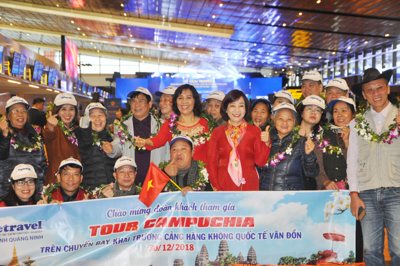 Đồng chí Vũ Thị Thu Thủy, Phó Chủ tịch UBND tỉnh đã đến tặng hoa đoàn khách du lịch