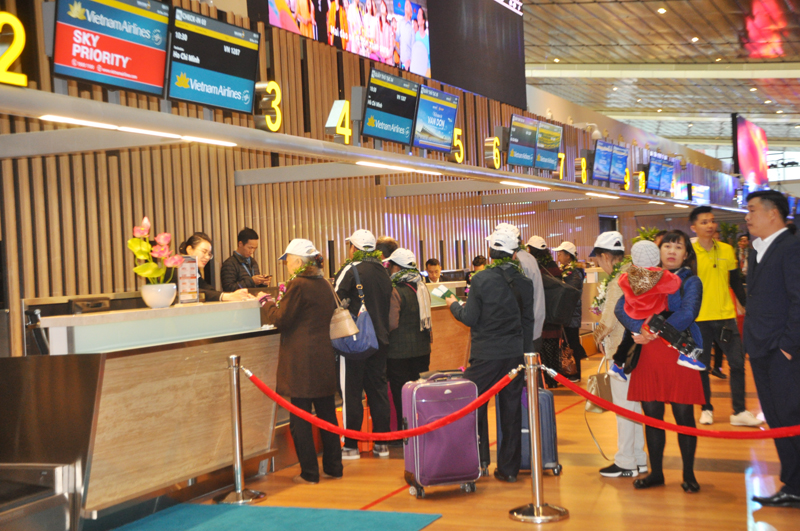 Khách du lịch làm thủ tục check in tại sân bay Vân Đồn