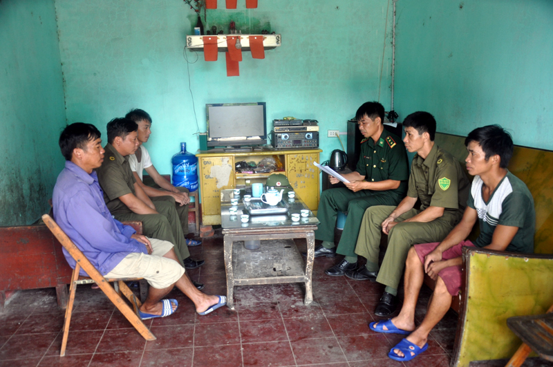Cán bộ Đồn BP Pò Hèn phối hợp tuyên truyền các quy định về bảo vệ đường biên, cột mốc cho người dân xã Hải Sơn (TP Móng Cái)