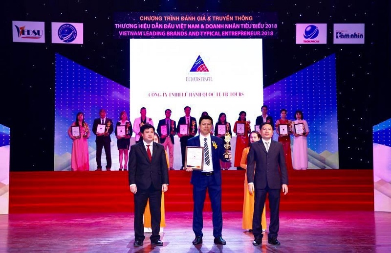 Ông Nguyễn Quang Thắng - Giám đốcCông ty TNHH lữ hành Quốc tế TicTour nhận giải thưởng.