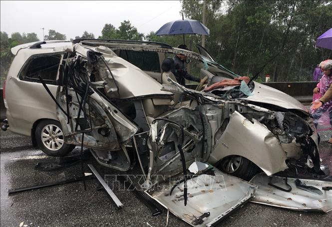 Vào khoảng 13 giờ 45 ngày 29/12/2018, tại km 793, thuộc địa bàn xã Phong Thu, huyện Phong Điền (Thừa Thiên - Huế) xảy ra một vụ tai nạn giao thông nghiêm trọng. Ảnh: Hồ Cầu/TTXVN
