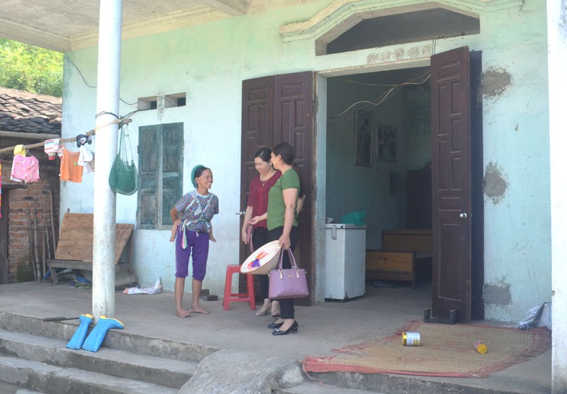 Cán bộ Hội LHPN huyện Bình Liêu đến tìm hiểu thực tế một gia đình ở thôn Nà Cắp, xã Vô Ngại